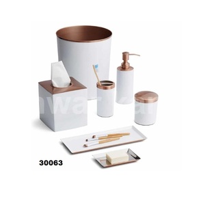 Ensemble de salle de bain blanc avec inclus 7 pièces corbeille à papier porte-savon plateau distributeur de savon pour la décoration de la maison et de la salle de bain - Product Image 1