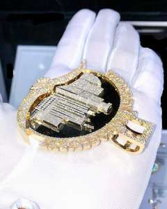 Pendentif Luxe Effet Givré Ciel Urbain avec Finition Or, Diamants Moissanite Hip Hop, Bijoux Urbains Personnalisés - Product Image 6