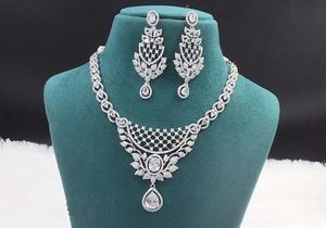 Ensemble élégant de colliers et de boucles d'oreilles AD Bijoux étincelants les plus vendus pour les fêtes de mariées et les tenues traditionnelles - Product Image 2