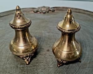 Juego de sal y pimienta de latón hecho a mano de lujo con tono de latón natural y diseño funcional ideal para uso en el hogar y el restaurante - Product Image 6