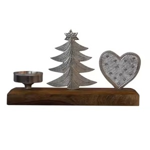 Bougeoir à bougie chauffe-plat en métal argenté massif et bois naturel avec cœur de Noël pour Noël - Product Image 1