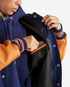 Veste en cuir à design avant, patchs brodés, veste de baseball vintage, veste universitaire, veste bomber pour hommes en usine - Product Image 2