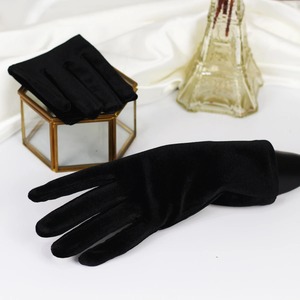Gants courts noirs simples pour mariage, en velours douillet, pour les mains, les poignets et les doigts, pour les mariées et les demoiselles d'honneur - Product Image 4