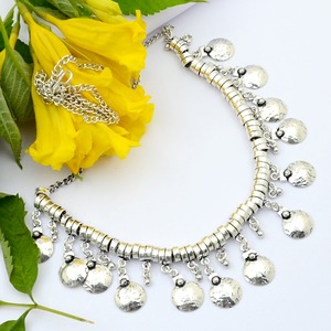 Collier pour femme minimaliste plaqué or 18 carats, style pièce de monnaie antique, derniers modèles, pendentifs et breloques ethniques en laiton faits à la main - Product Image 1