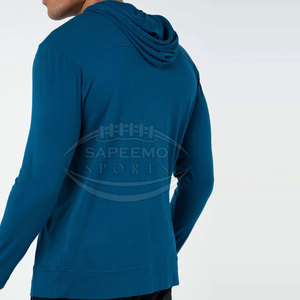 เสื้อฮู้ดผู้ชายสำหรับออกกำลังกายในฤดูหนาว เนื้อผ้าเบา แห้งเร็ว ระบายอากาศได้ดี เป็นมิตรกับสิ่งแวดล้อม ไม่หดตัว ผลิตจากโพลีเอสเตอร์/ผ้าฝ้าย ทรงหลวม รับผลิตแบบ OEM - Product Image 2