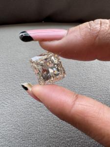 Diamant synthétique de laboratoire de 20,04 carats, taille Radiant, couleur H, clarté VS2, certifié IGI, pour la fabrication de bagues - Product Image 3