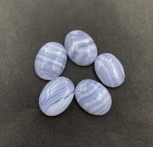 Natürliche blaue Spitze Achat ovale Form glatte Cabochon für Schmuck Herstellung von hochwertigen blauen Farbe Edelsteine Birth stone Armband Ringe - Product Image 3