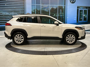 Toyota Corolla Cross LE AWD 2023 Usado, Color Blanco Brillante, Volante a la Izquierda, Asientos con Calefacción, Transmisión Automática, Llantas de Aleación, Sistema de Navegación - Product Image 3