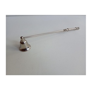 Elegante apagador de velas de metal diseñado para ceremonias religiosas Reuniones espirituales Celebraciones navideñas y ocasiones de boda - Product Image 3