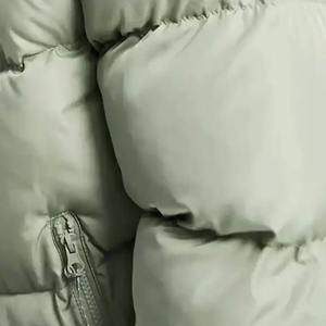 Chaqueta acolchada estampada OEM de Bajo MOQ para hombre Chaqueta de invierno informal con logotipo personalizado para hombre con bolsillos con servicio OEM - Product Image 4