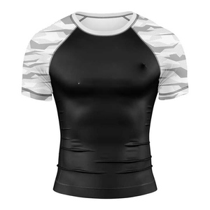 Protector de erupción de manga corta de tendencia para hombres con comodidad elástica ligera y protección solar para actividades de playa - Product Image 6