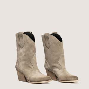 Collection de chaussures de cheville et de bottines texanes Montana Taupe élégantes et élégantes - Product Image 2