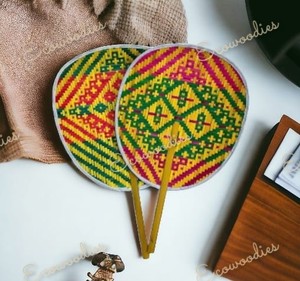 พัดไม้ไผ่สานมือ Ecowoodies สำหรับฤดูร้อน สีเหลือง เขียว ชมพู สีสันสดใส สวยงาม ทอมือ  แบบเรียบง่าย ทันสมัย  สามารถสลักชื่อได้ - Product Image 5