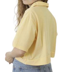 เสื้อครอปกระดุมทรงหลวมใส่เล่นกีฬากลางแจ้งเสื้อกีฬาเสื้อกีฬาเสื้อสั้นพิมพ์ลายผ้าโพลีเอสเตอร์โลโก้ออกแบบได้ตามต้องการ - Product Image 2