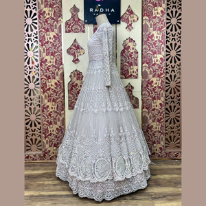 Elegante Malva Indo Western Lehenga con trabajo de Dori hecho a mano y reflejos de diamantes para un perfecto para todas las ocasiones de La India - Product Image 3