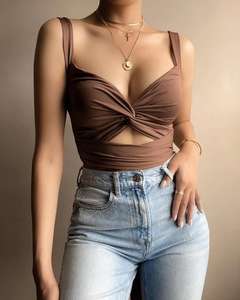 Conception de logo personnalisé OEM Débardeur pour femmes avec col en V découpé - Product Image 2