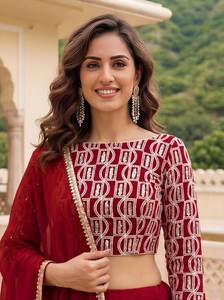 Ensemble Lehenga Choli en Georgette Rouge, longueur ras du sol, avec Blouse Brodée et Dupatta à Bordure Zari et Paillettes, pour occasions de fête, style Bollywood - Product Image 4