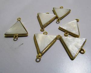 Juego de 2-Conector Triángulo Nácar, Bisel 24 Kt Chapado en Oro vendido en Precios Mayorista 17mm - Product Image 1
