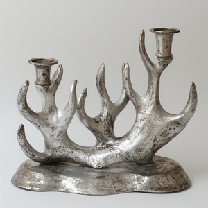 Bougeoir élégant en aluminium coulé avec corne de renne avec surface à patine argentée Artisan Handcrafted Offering Decorative Accent - Product Image 5