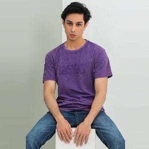2022 T-shirt Slim-Fit pour homme violet 50/50 coton filé doux/Poly haut confort - Product Image 1