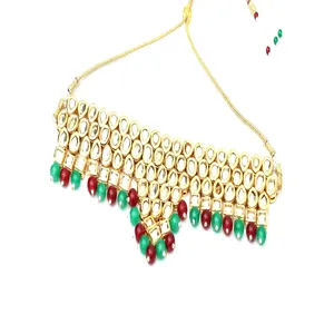 Ensemble de collier choker indien Kundan avec boucles d'oreilles plaquées or 24 carats et Maang Tikka, bijoux de mariée raffinés avec pierres en zircon - Product Image 2