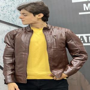 Una pieza contemporánea con forro polar grueso que proporciona comodidad y un toque personalizado para el viajero moderno - Product Image 3