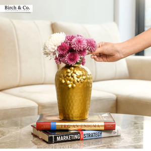 Vase en métal doré élégant avec un col cylindrique élégant et une base large. Disponible à prix de gros. - Product Image 4