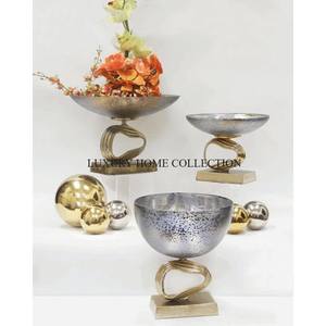 Bols de service en métal de qualité supérieure faits à la main avec une finition moderne et élégante conçus pour les repas quotidiens et festifs - Product Image 2