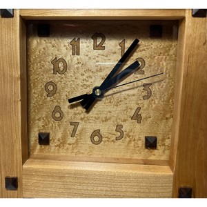 MARVELOUS; el reloj de mesa de madera añade un sentido de sofisticación sin ser demasiado llamativo ni deslumbrante. - Product Image 6