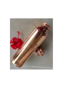 Bouteille d'eau en cuivre aspect antique avec un design élégant pour promouvoir le bien-être holistique et une bonne hydratation - Product Image 1