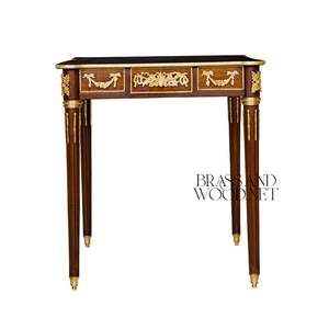 Table d'appoint carrée de luxe en acajou avec incrustation florale en marqueterie et guirlandes en laiton doré antique pour intérieurs classiques - Product Image 2