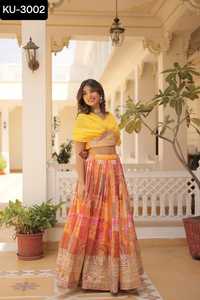 Robe de style moderne pour femmes et Lehenga Choli en soie taffetas avec un travail de broderie lourd et un dupatta fantaisie pour mariage - Product Image 5