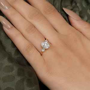 แหวนเพชรทรงรีเพาะเลี้ยงในห้องปฏิบัติการ แหวนทอง 14K ประดับเพชรทรงหยดน้ำสามเม็ด แหวนเพชรเพาะเลี้ยงในห้องปฏิบัติการสำหรับเธอ - Product Image 3