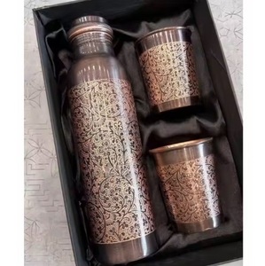 Exquisito diseño elegante de botella de cobre con acabado de color y grabado, hecho a mano para una experiencia de hidratación premium a bajo precio - Product Image 2