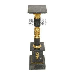 Socle en marbre noir Nero Marquina de qualité supérieure avec ornement central en laiton et bordure dorée - Product Image 1