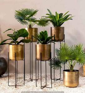 Maceta de latón de diseño con acabado dorado con soporte elaborado para interiores modernos con un encanto rústico tradicional - Product Image 1