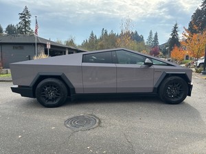 2024 Tesla cybertruck AWD ไฟฟ้า Sedan จัดส่งฟรีกล่องเกียร์อัตโนมัติแสงหนังภายในแบตเตอรี่ลิเธียม114 Mi 100 km