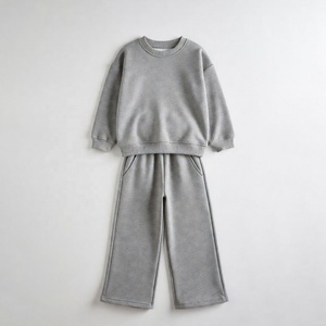 Ensemble de jogging léger pour enfants, conçu pour un confort quotidien, parfait pour les enfants actifs qui aiment les loisirs en plein air et en intérieur. - Product Image 1