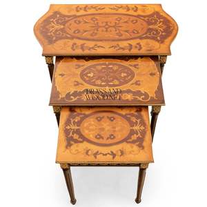 Ensemble de tables gigognes classiques de luxe en bois avec incrustations de marqueterie détaillées et accents dorés antiques pour maisons élégantes - Product Image 2