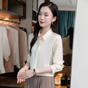 Chemise en soie de luxe pour femmes avec boutons à revers, manches longues tendance, tissu tissé - Haut de bureau élégant pour le printemps et au-delà - Product Image 4