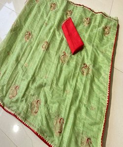 Hermoso sari nupcial de red con trabajo de perlas detallado, perfecto para novias que buscan un aspecto clásico pero elegante - Product Image 2