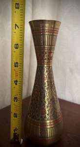 Vase décoratif vintage Art Déco en métal et acrylique à motif floral - Cadeau idéal ou complément de décoration intérieure à prix raisonnable - Product Image 6