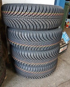 Neumático Goodyear Vector 4Seasons Gen-2 Premium para turismo de pasajeros, diseñado para un rendimiento durante todo el año. - Product Image 5