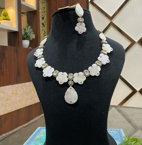 Ensemble de collier et de boucles d'oreilles en or plaqué de qualité supérieure, style fleur, Kundan, pour collection de mariage, pour femmes - Product Image 1