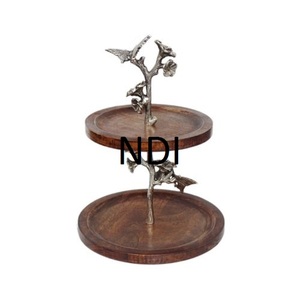 Plateau à gâteau décoratif tendance en bois, finition noyer, forme arrondie avec support en laiton, pour hôtels, bars et maison - Product Image 1