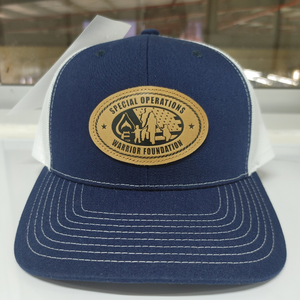 Parche con logotipo de cuero personalizado Ri 112 gorra de camionero OEM azul marino blanco malla y línea de costura en el ala 2 ojales para salidas de muchos estilos - Product Image 1