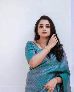 Elegante Sari suave de seda Lichi con intrincado diseño dorado Zari Ideal para eventos tradicionales, fiestas y regalos Fashionharbor - Product Image 1