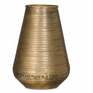 Florero moderno hecho a mano de metal con diseño de piña Florero decorativo de mesa moderno con acabado de latón antiguo a precio mayorista - Product Image 4