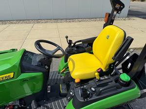 Tractor utilitario compacto John Deere 2025R de 35 HP, 4x4, con transmisión hidrostática, cargador frontal, retroexcavadora y listo para cortar césped, tractor diésel - Product Image 3