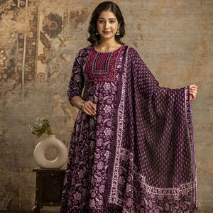 Robe Anarkali en rayonne de qualité supérieure fabriquée en Inde avec dupatta, imprimé de table, broderie de séquence, tenue de fête, ensemble kurta - Product Image 1